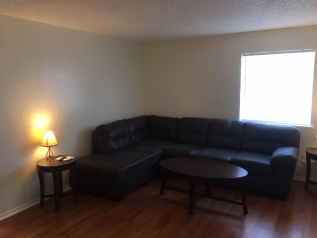 Fully Furnished Two Bedroom Apartment ロートン エクステリア 写真