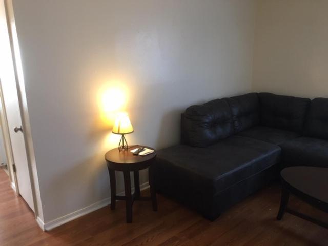 Fully Furnished Two Bedroom Apartment ロートン エクステリア 写真